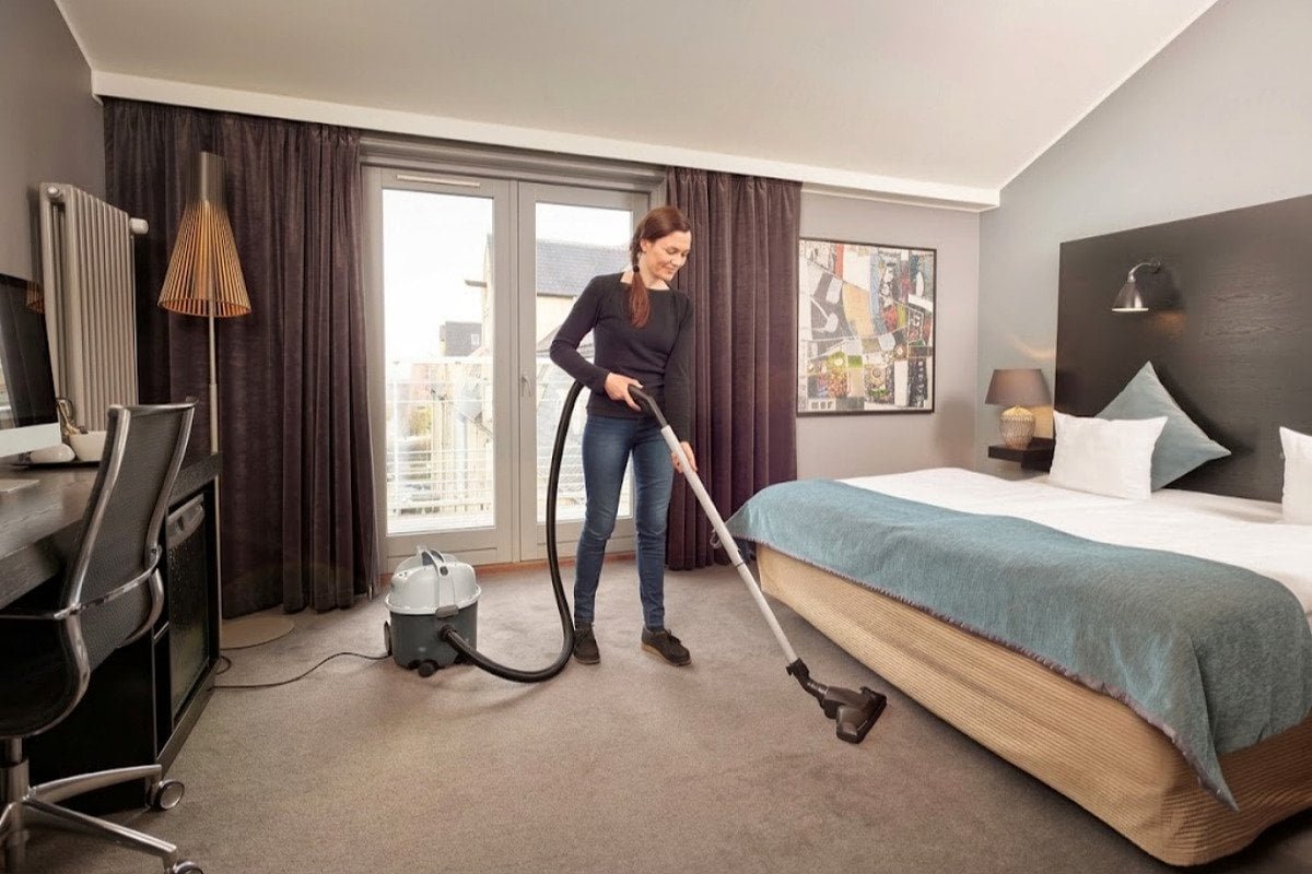 Low-noise vacuum cleaners for hotel use